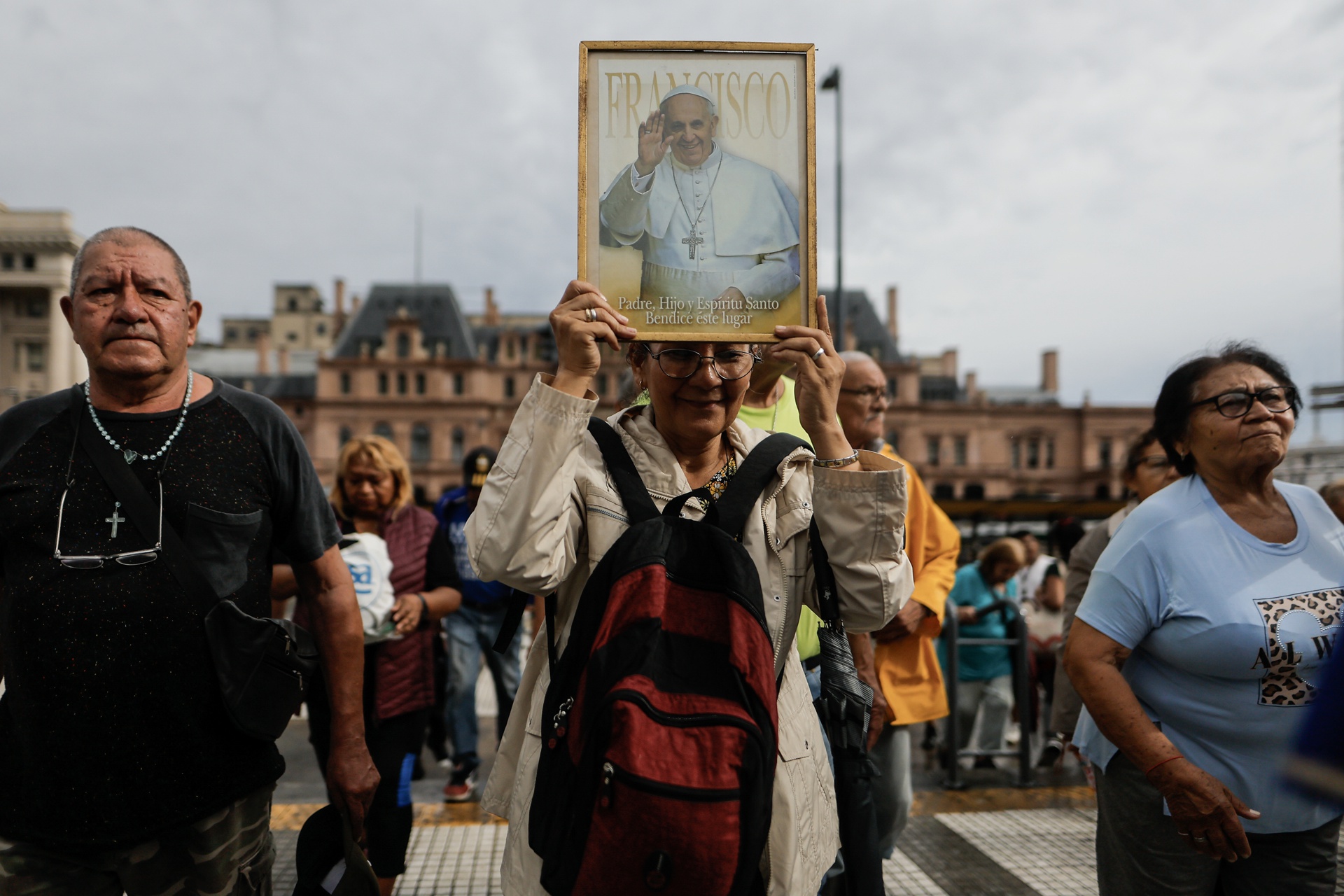 Francisco mostró una “ligera mejoría” y miles rezaron por él en Constitución