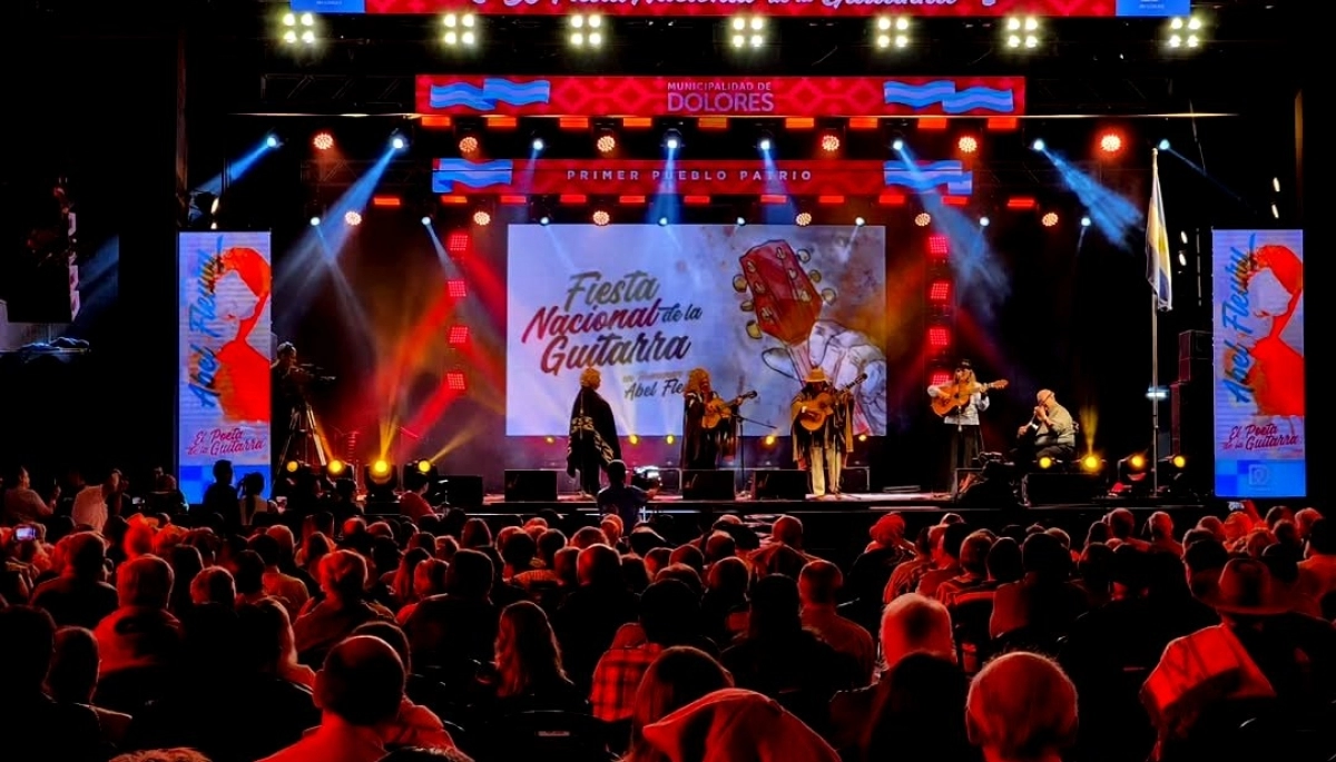 La ‘Fiesta de la Guitarra’ de Dolores cierra sus dos últimas noches a puro ritmo