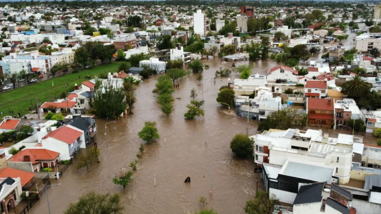 Alerta por tormentas en Bahía Blanca: suspenden clases y transporte público