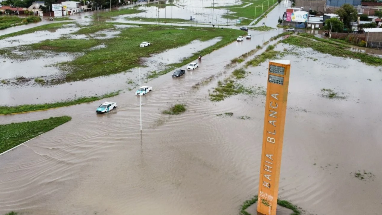 El Presidente viajó a Bahía Blanca y supervisa la asistencia a damnificados