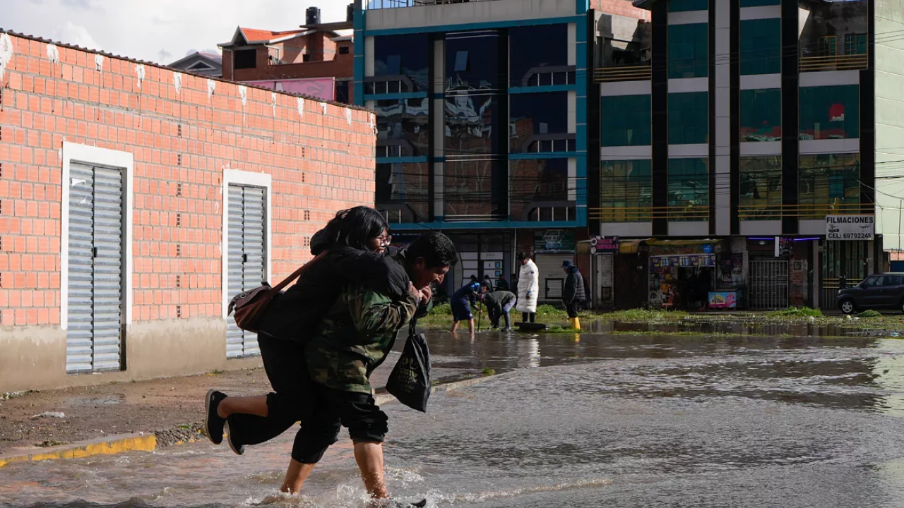 Sube a 55 la cifra de fallecidos por lluvias en Bolivia