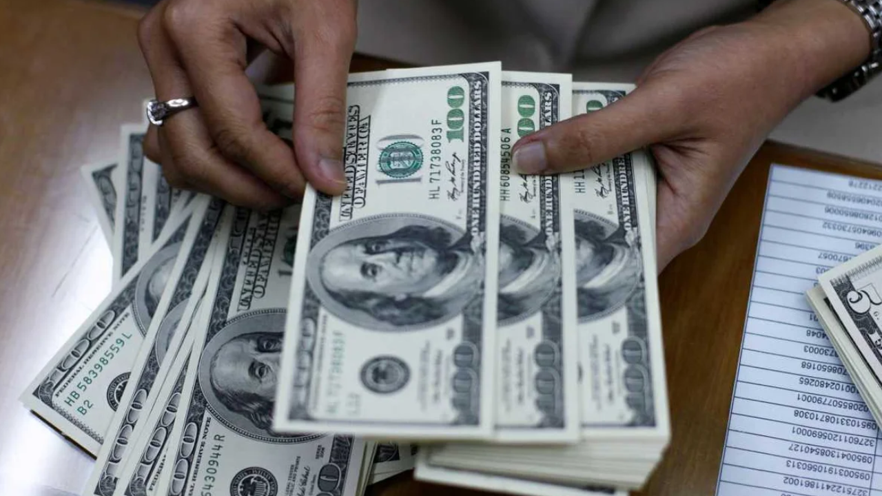 Sin cepo, el dólar promedió $1.233 y las reservas se mantienen en USD 24.305 millones