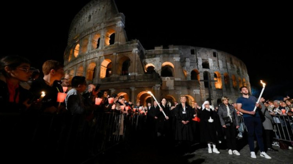El ‘Vía Crucis de la Esperanza’ en vivo desde el Coliseo Romano