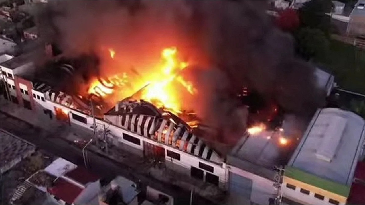 Impresionante incendio de una pañalera en Lomas del Mirador