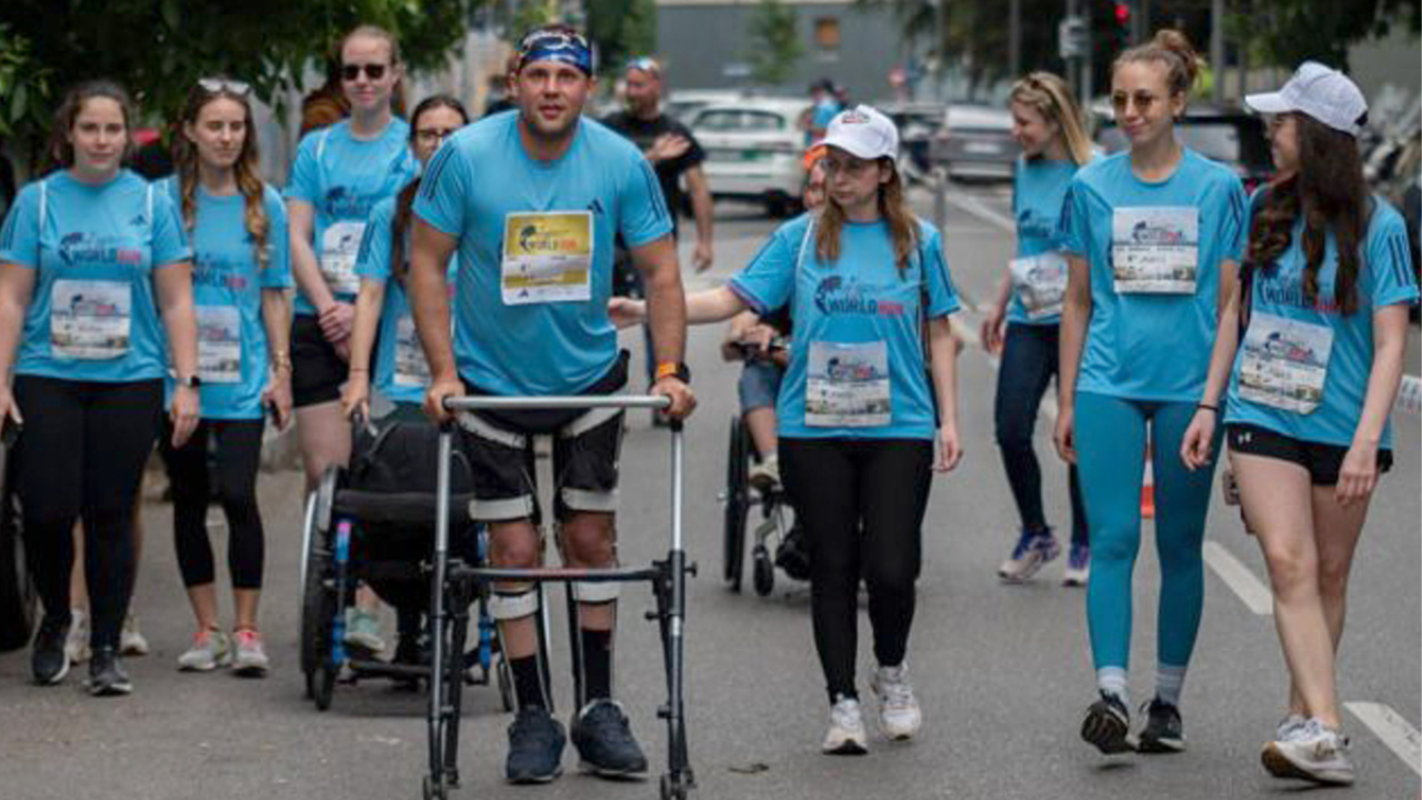 Un parapléjico vuelve a caminar gracias a la neuroestimulación de la médula