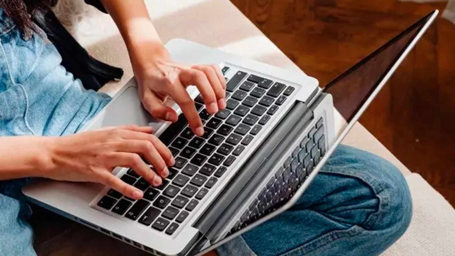 Ordenan bloquear un sitio web que genera imágenes íntimas falsas con Inteligencia Artificial