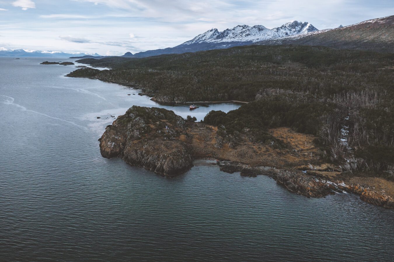 Hay “bajas probablidades” de tsunami en Tierra del Fuego tras alertas y evacuaciones por un sismo en Chile