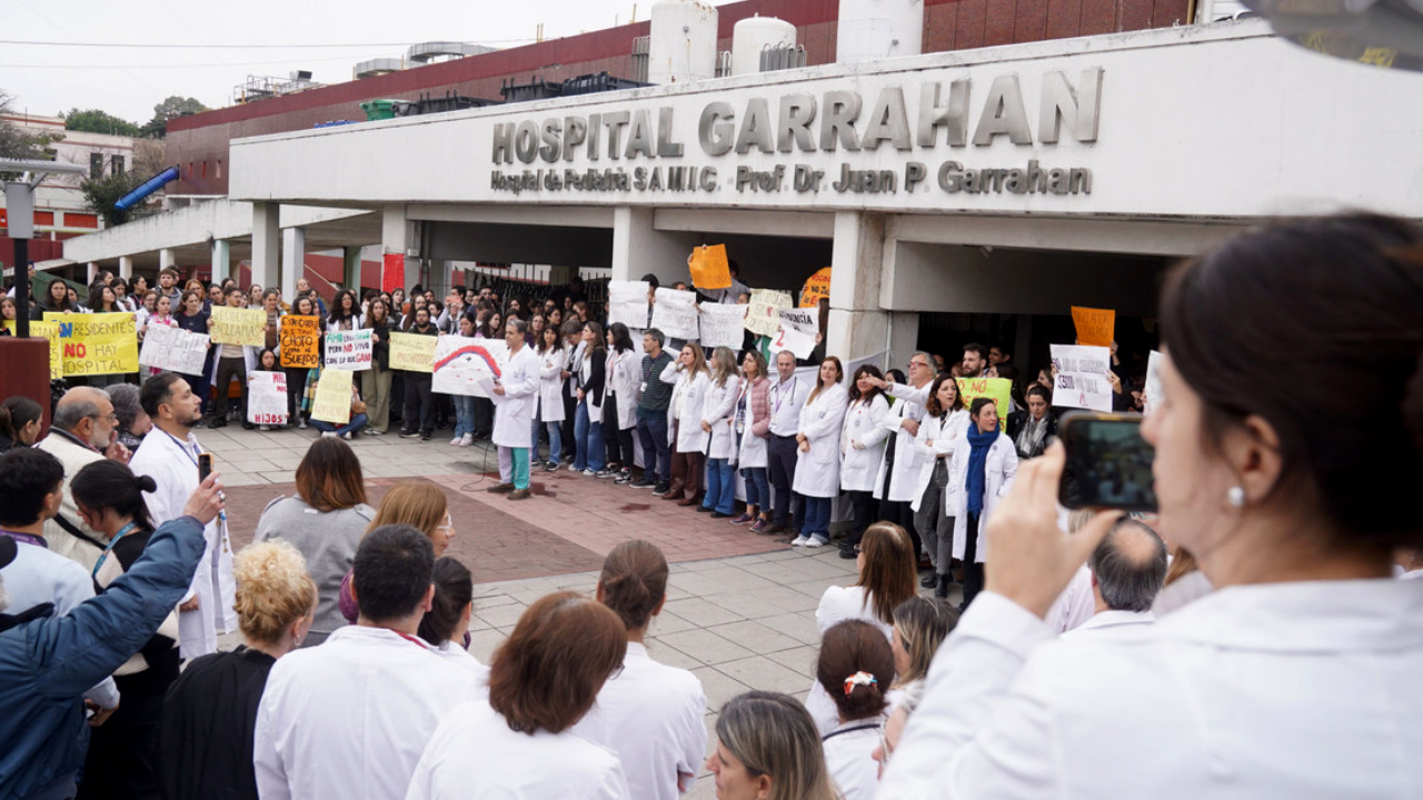 El Gobierno convocó a las autoridades y gremios del Garrahan para buscar una salida al conflicto