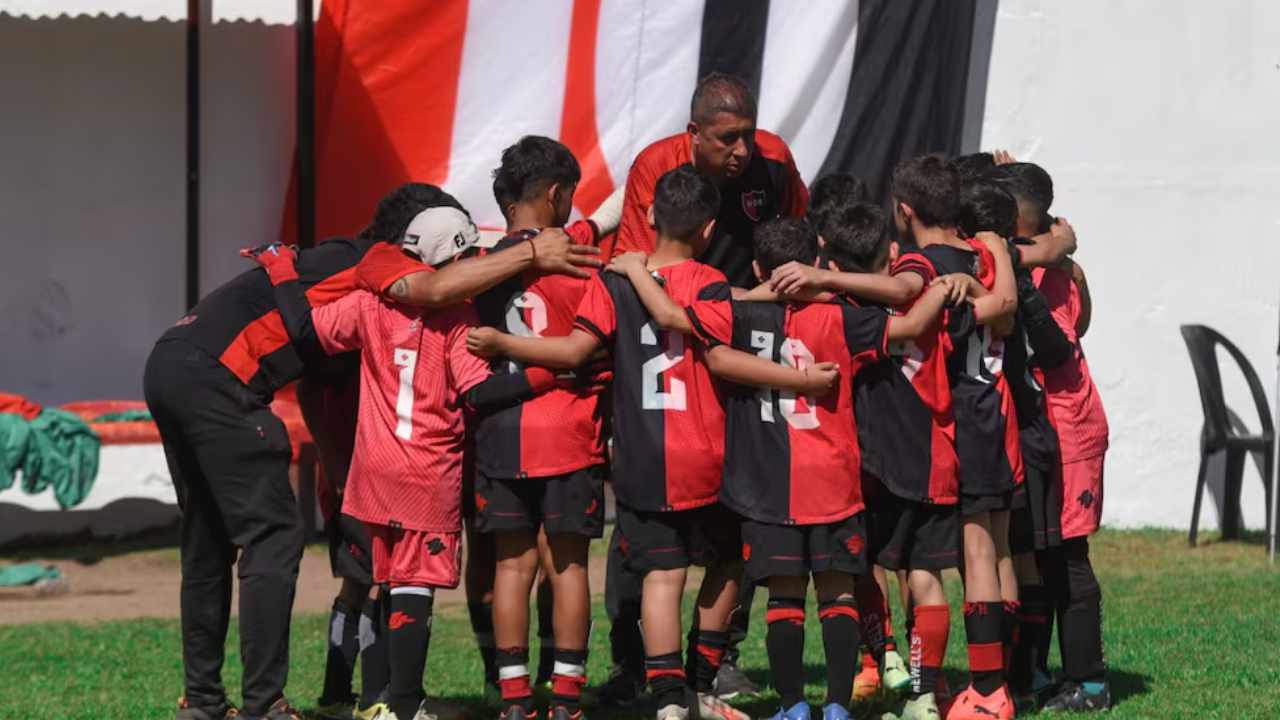Newell’s sancionó a seis chicos por sacarse una foto con un jugador de Central