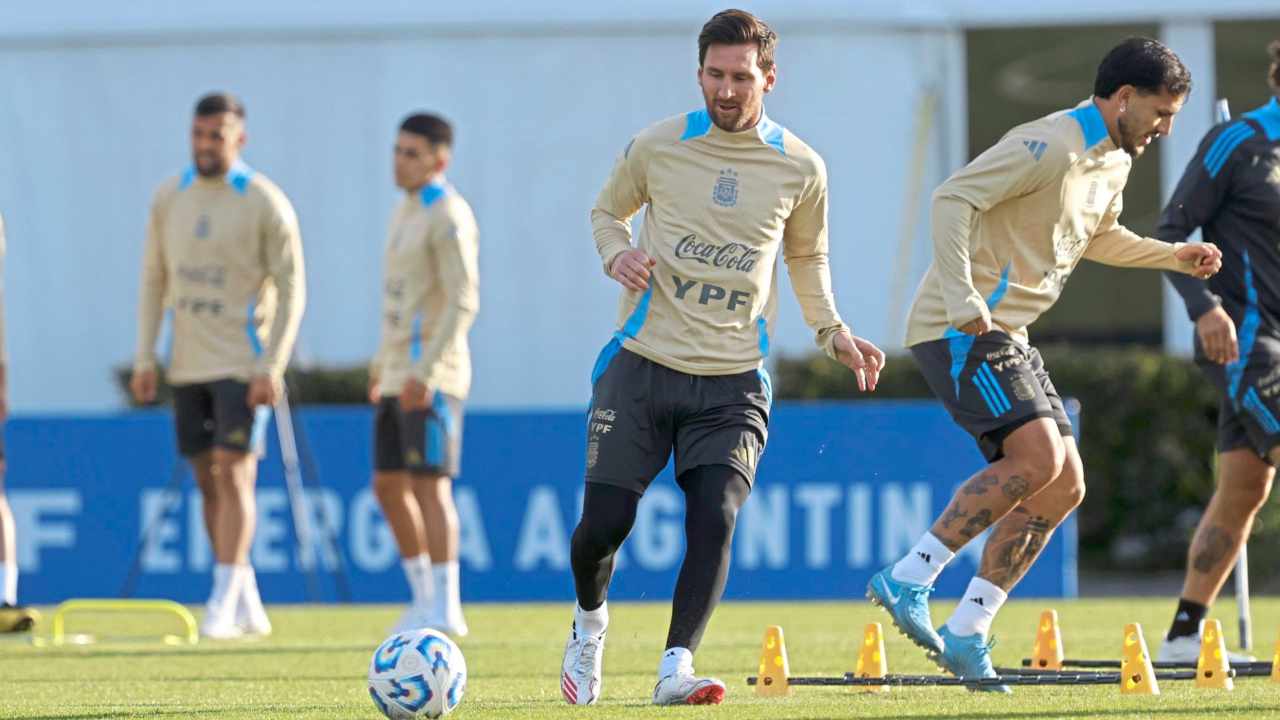 Messi espera en el banco ante Chile