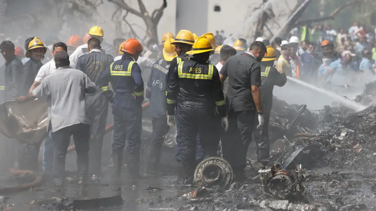 Apareció un sobreviviente de la tragedia aérea en India y el mundo habla de “milagro”