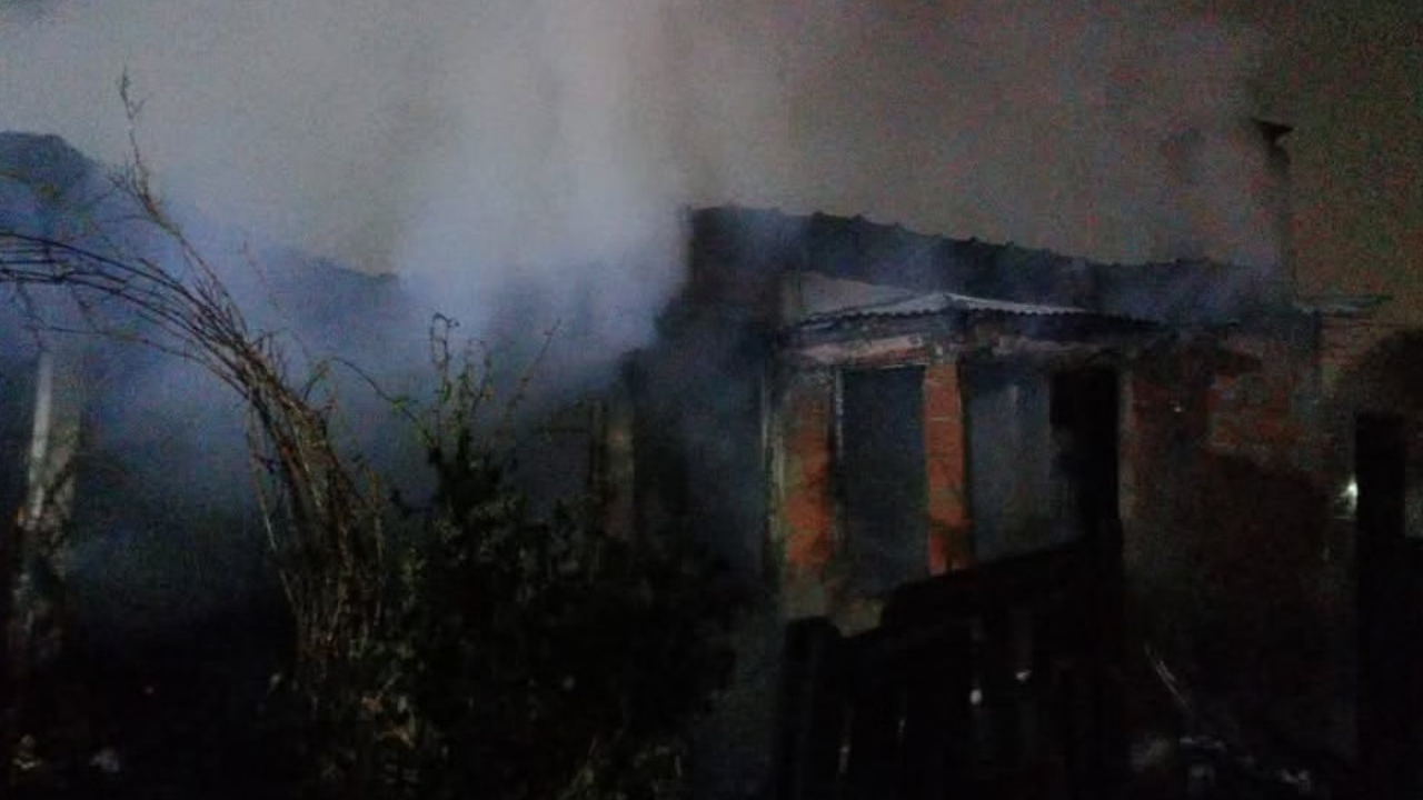 Incendio en Entre Ríos: Vecino heroico rompió rejas con sus manos para salvar a familia atrapada