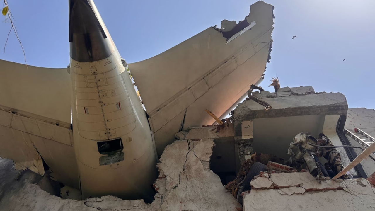 Tragedia en India: un avión con 242 personas a bordo se estrelló en una ciudad y no habría sobrevivientes