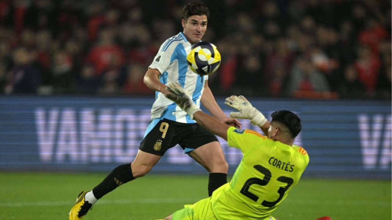 La Selección argentina venció a Chile, que quedó casi afuera del Mundial