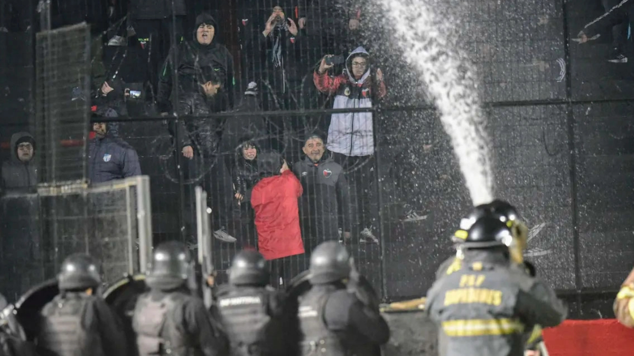 Con graves incidentes en las tribunas, Colón perdió con Mitre