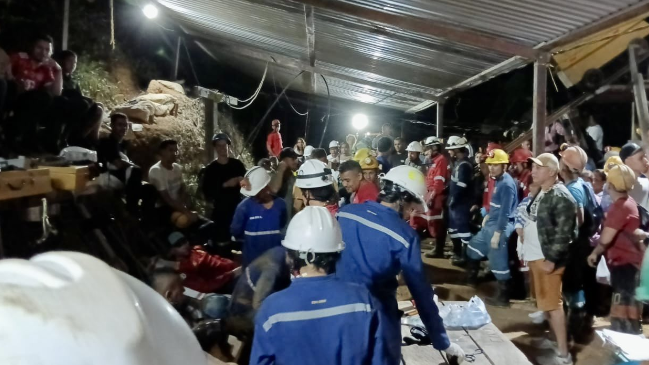Rescatan con vida a los 18 mineros que habían quedado atrapados en una mina en Colombia