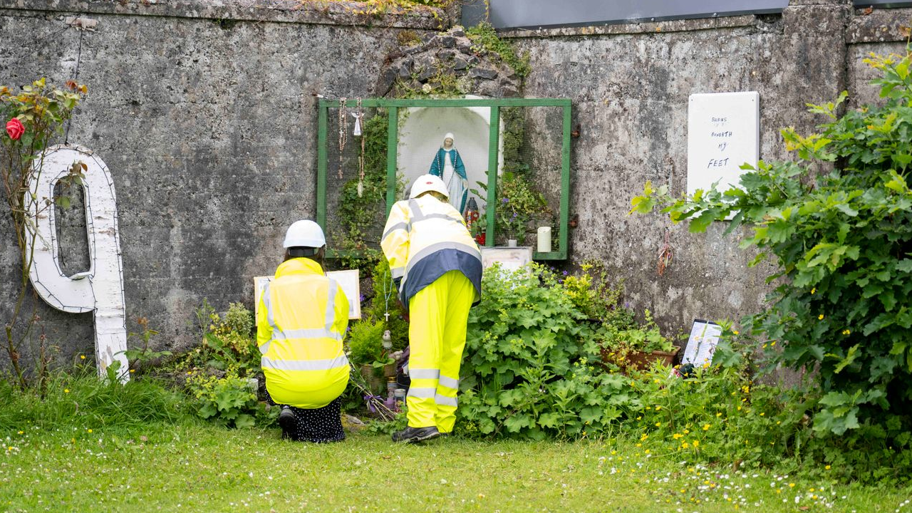 Excavaciones en Irlanda para recuperar los restos de 796 niños en un hogar religioso