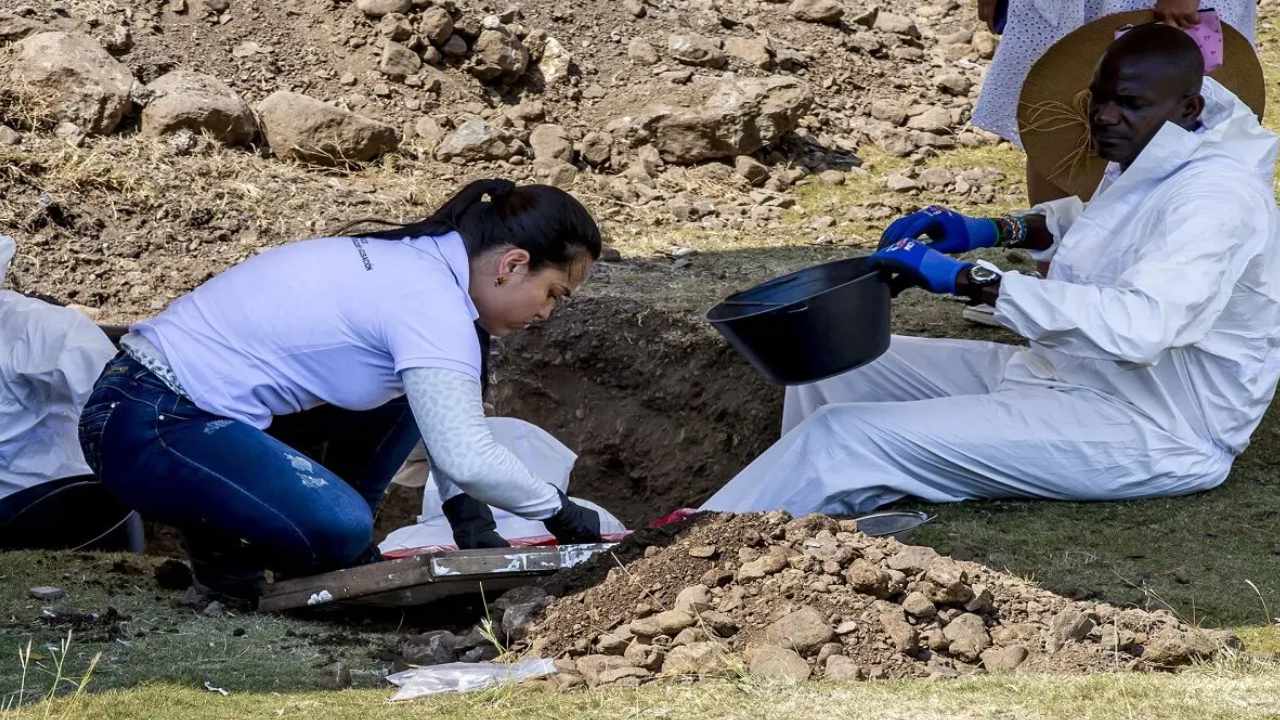 Hallan en fosa común ocho cuerpos de líderes sociales y religiosos asesinados en Colombia