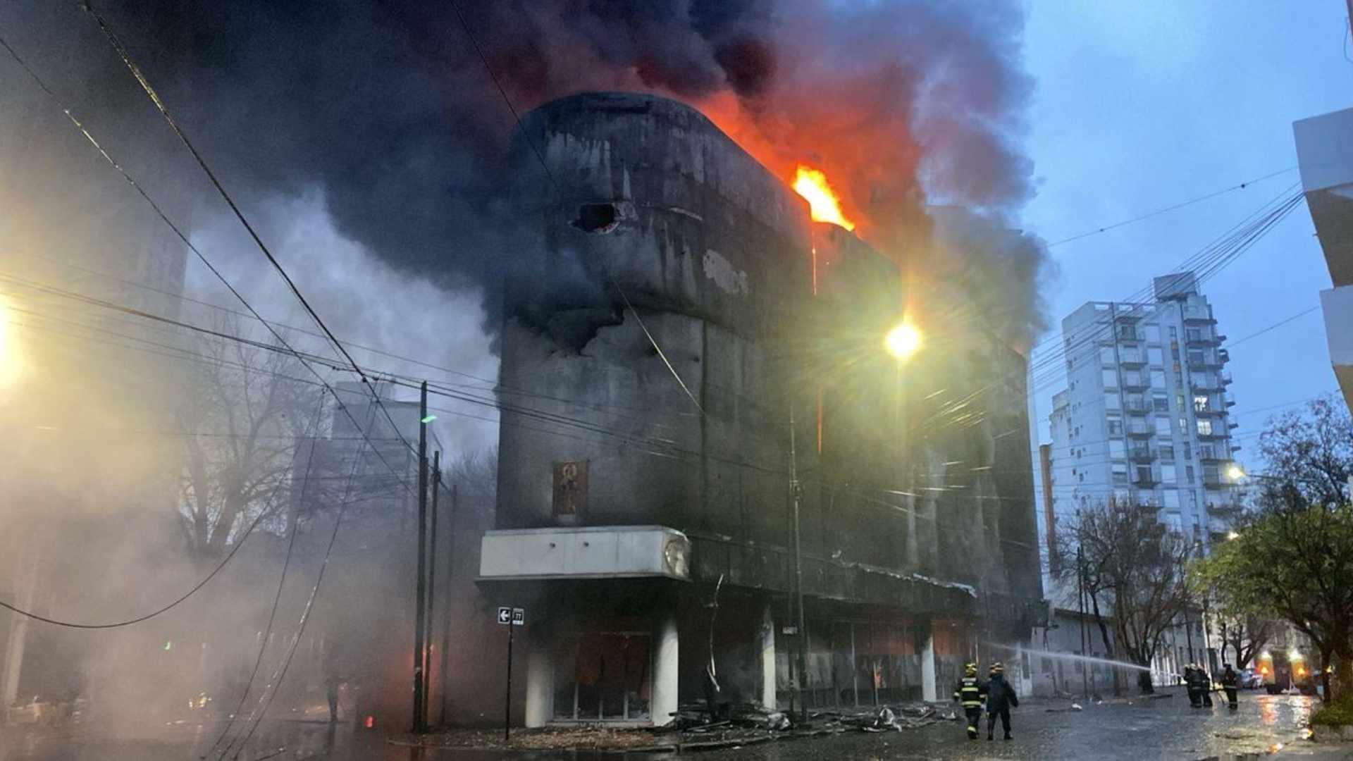 Incendio voraz en un galpón de electrodomésticos en La Plata