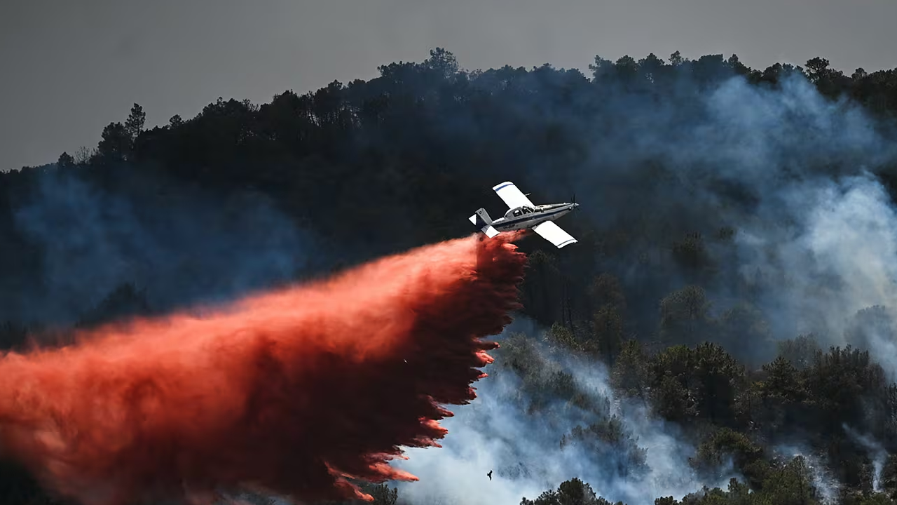 Avanzan los incendios forestales en Francia y las llamas llegaron a Marsella