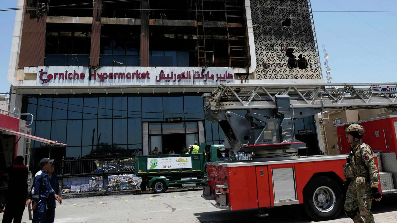 Mueren más de 60 personas en un incendio en un hipermercado en Irak