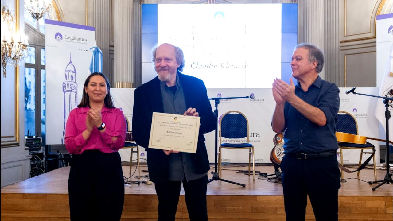 Claudio Gabis fue distinguido como personalidad destacada de la cultura porteña