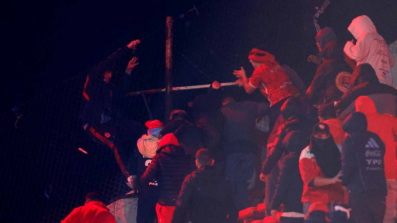 El hincha chileno que cayó al vacío desde la tribuna de Independiente rompió el silencio