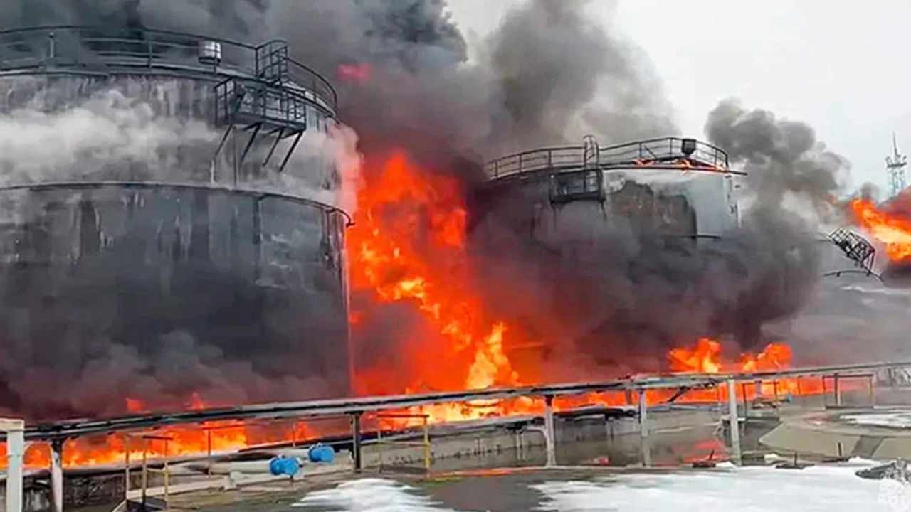 Guerra de drones: Ucrania ataca una base aérea y un depósito de petróleo en Rusia