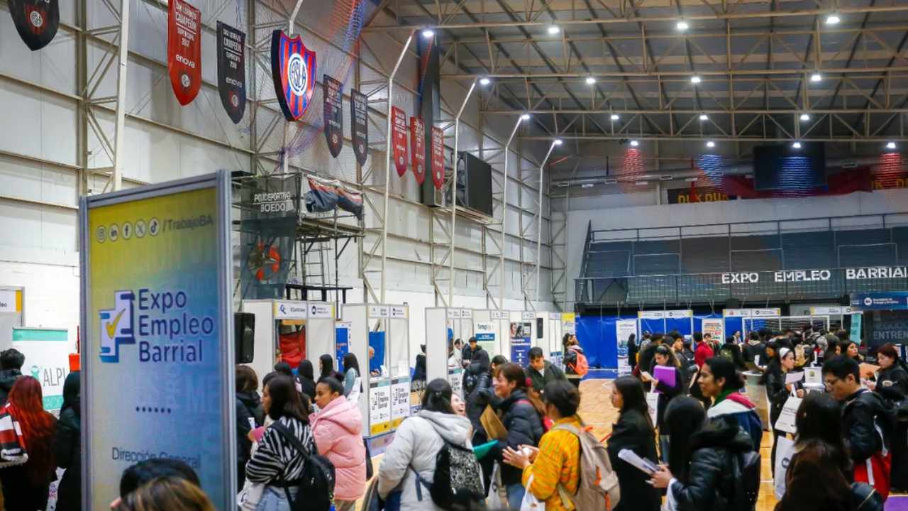 Una feria de empleo barrial ofrece 450 puestos de trabajo