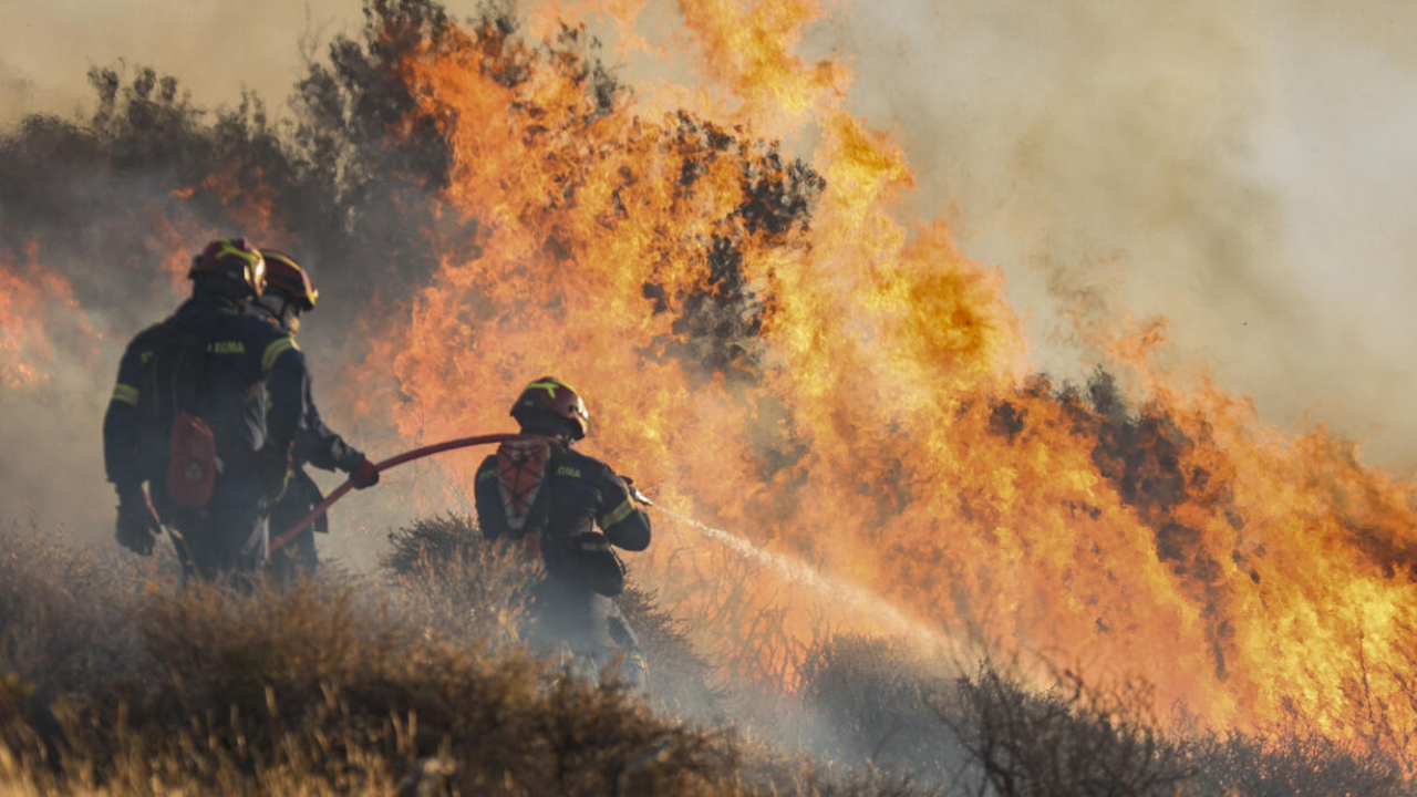 Grecia enfrenta terribles incendios forestales: evacuaciones masivas y descontrol