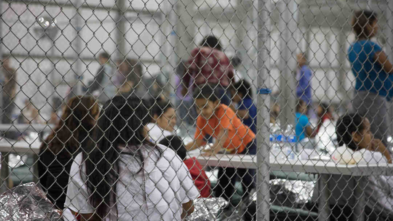 EE.UU. contará con otra prisión para migrantes y hace acuerdos con Honduras y Uganda