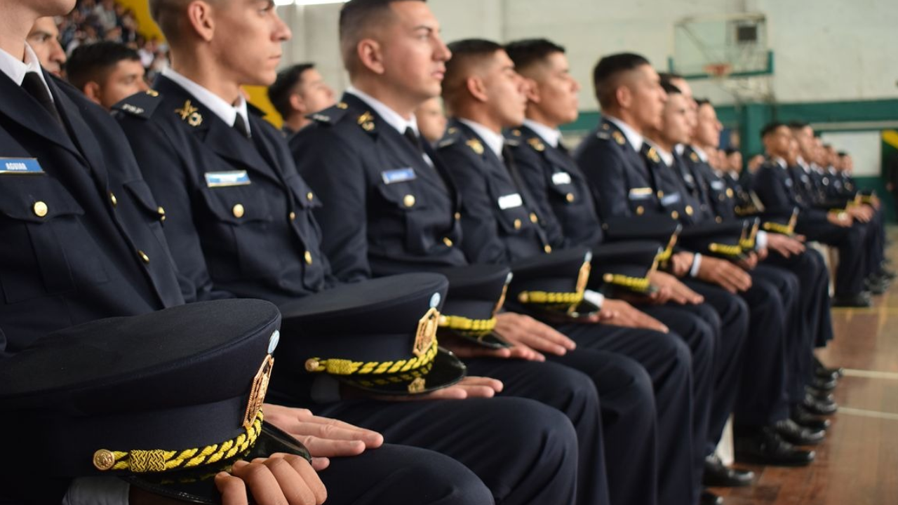 Santa Fe: Policía rendía para un ascenso y lo atraparon copiándose con lentes inteligentes