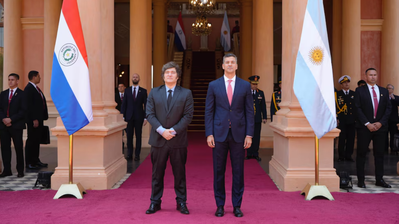 Milei mantuvo un encuentro bilateral con Santiago Peña en Paraguay