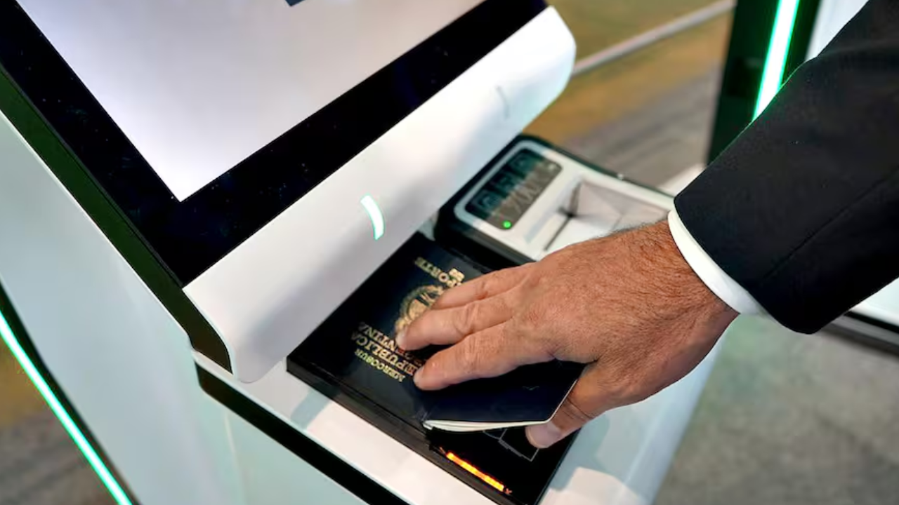 Qué pasaportes presentan problemas para salir del país