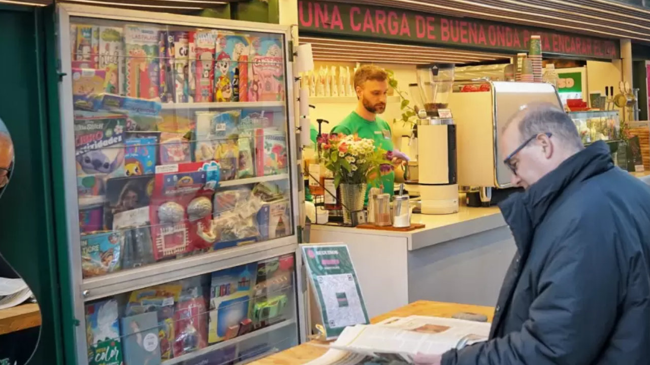 De diarios a pasaportes: el Gobierno transforma los kioscos en centros de logística