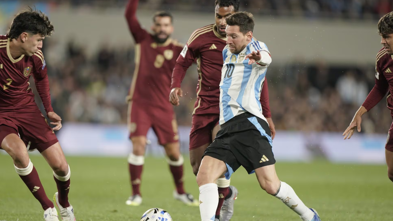 Argentina goleó a Venezuela en una actuación estelar en el Monumental
