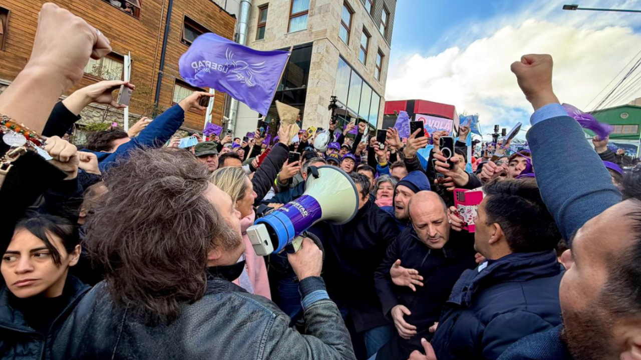 Milei arrancó la campaña en Ushuaia con una caminata de candidatos y militantes