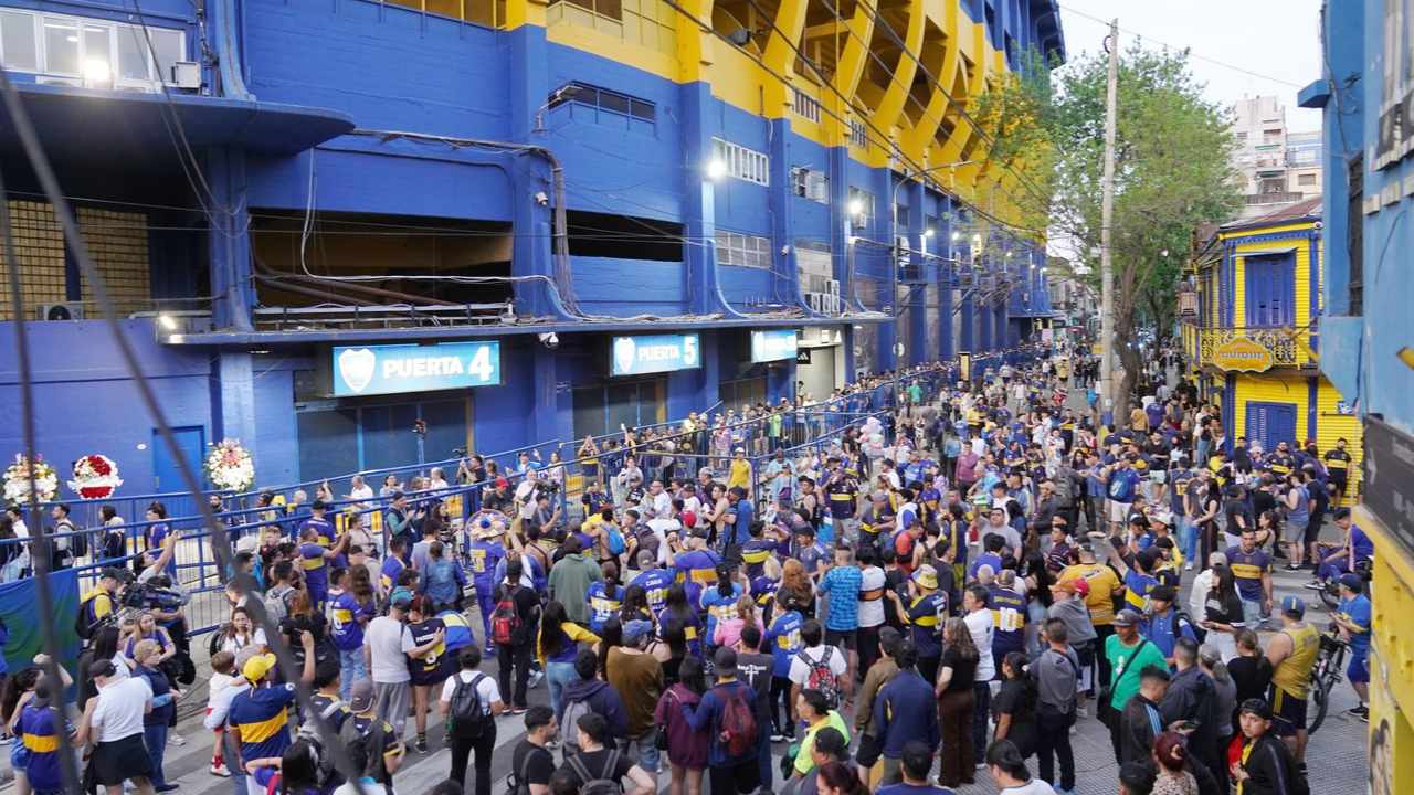 Emoción en el último adiós a Russo en la Bombonera