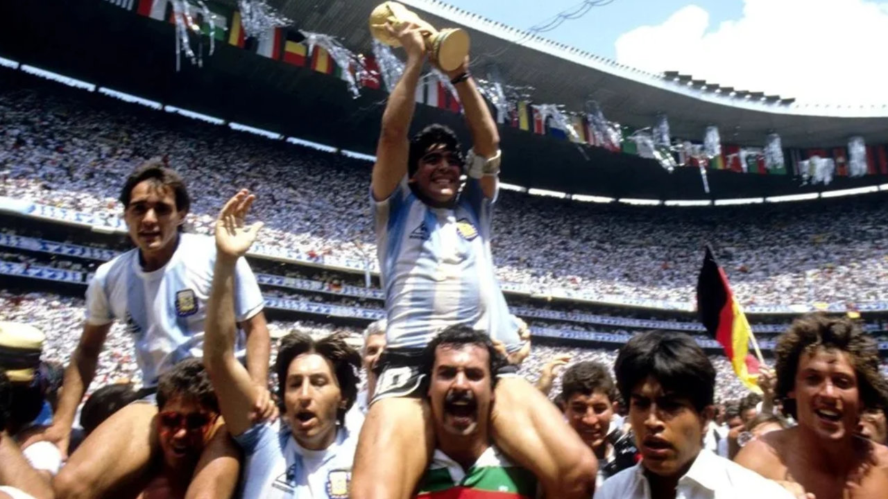 Falleció Roberto Cejas: el hombre que llevó en andas a Maradona en México 1986