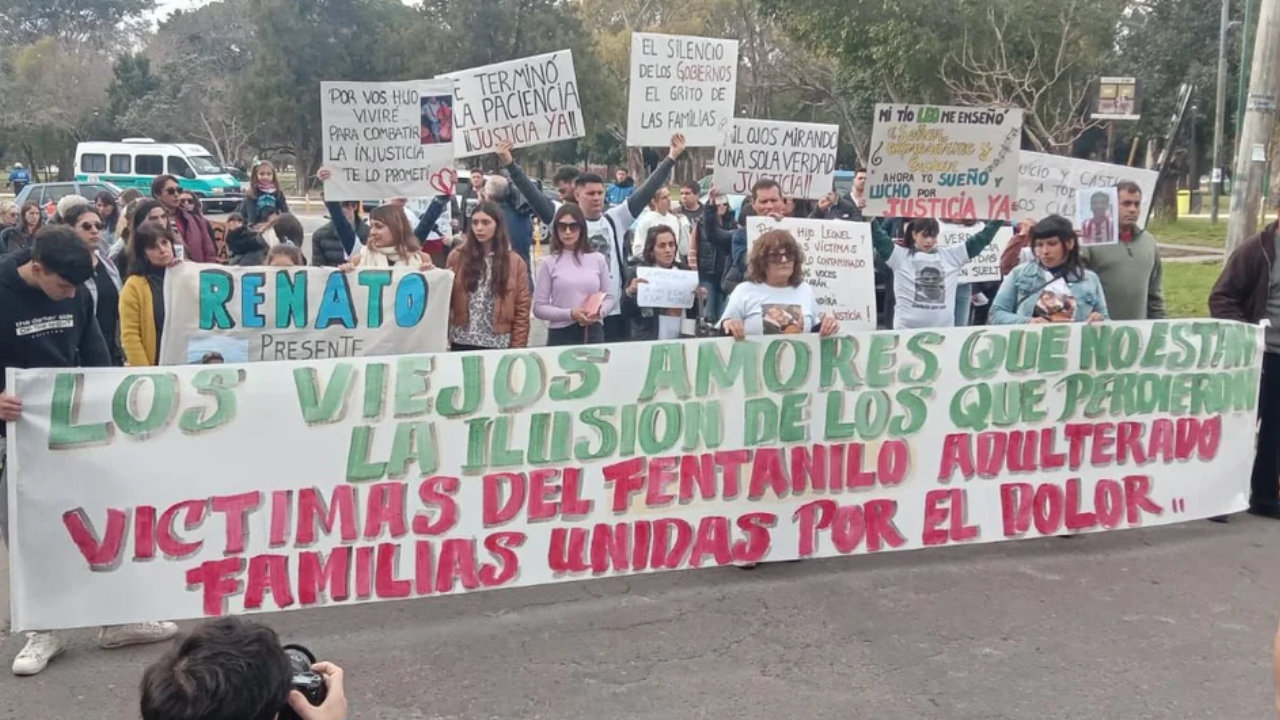 Rosario: familiares de víctimas del fentanilo se movilizan en el Monumento a la Bandera