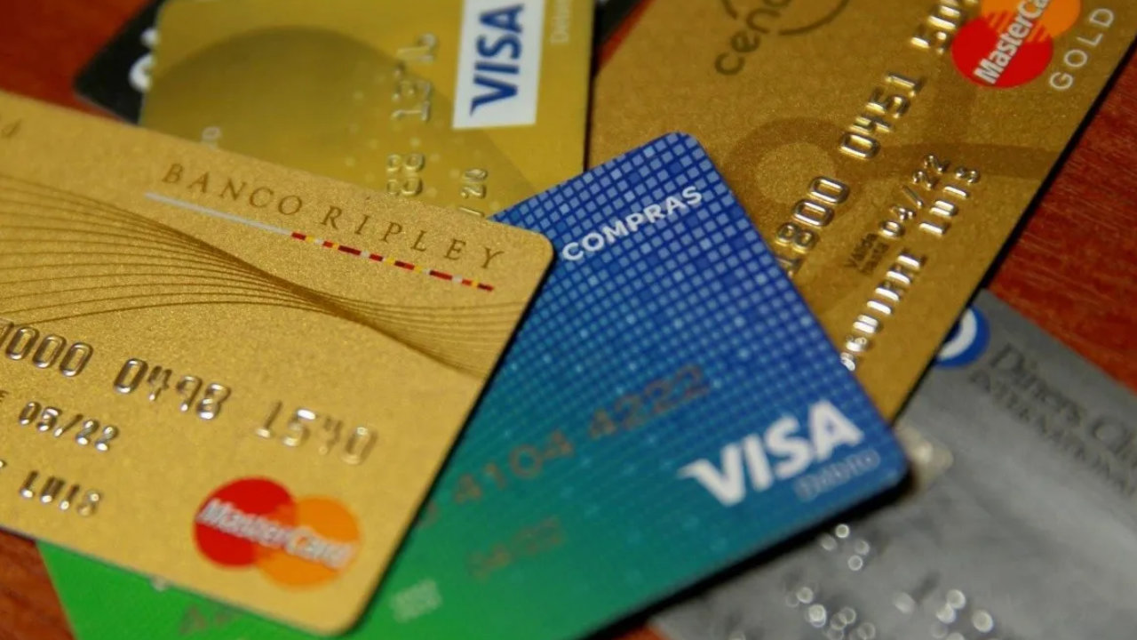 Debía $800.000, no pudo pagar la tarjeta de crédito, ignoró al banco y la jueza la condenó a pagar una fortuna