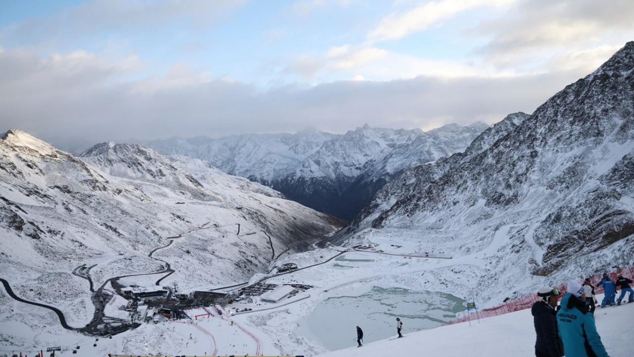 Rescatan con vida a cinco personas atrapadas por la avalancha en el Himalaya nepalí