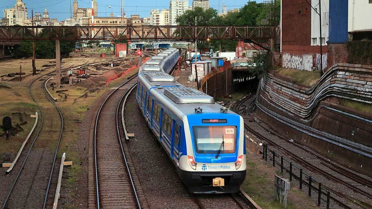 Demoras en el Tren Sarmiento por un intento de suicidio en Floresta