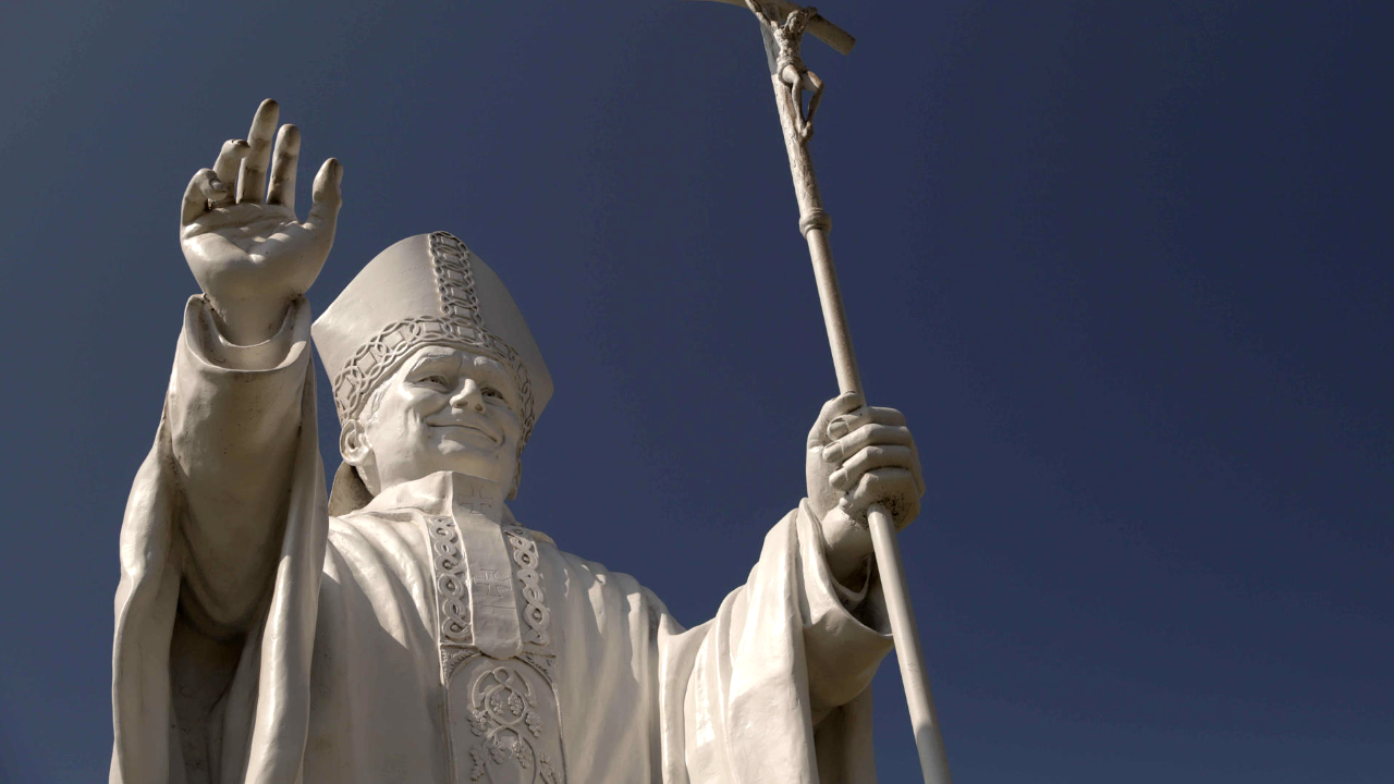 La ciudad peruana de Chiclayo inaugura una gran estatua en honor a su exobispo, el papa León XIV
