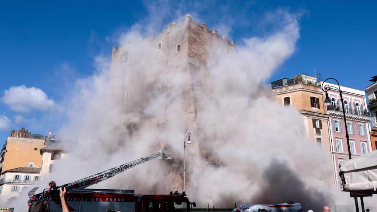El derrumbe en una torre medieval de Roma dejó un herido grave y un trabajador atrapado entre los escombros