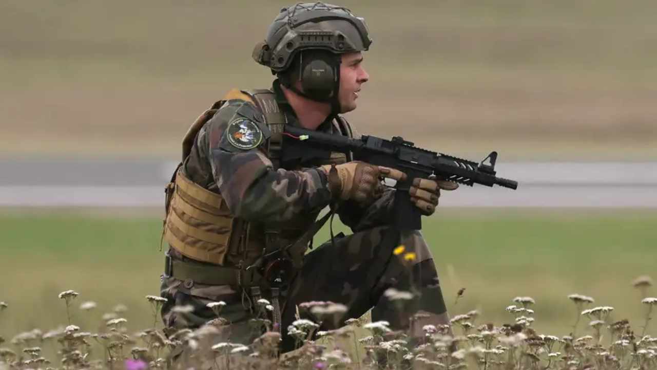 Macron busca implementar el servicio militar voluntario en Francia