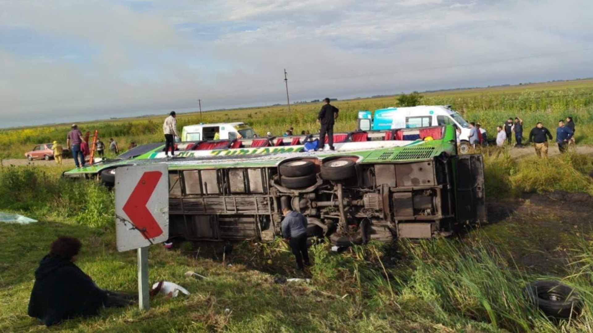 Dos muertos y cuarenta y cuatro heridos por vuelco de un colectivo en la Ruta Provincial 2