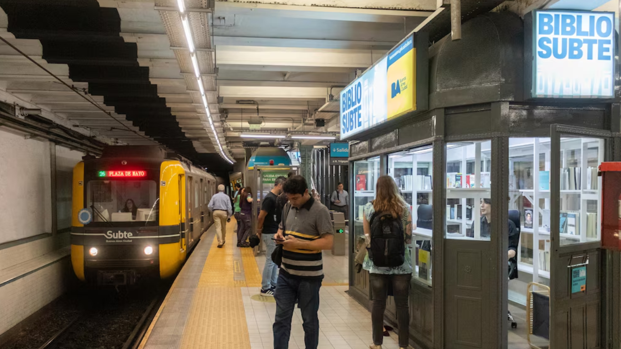 El Subte abrió la primera biblioteca pública en la estación Plaza de Mayo de la Línea A