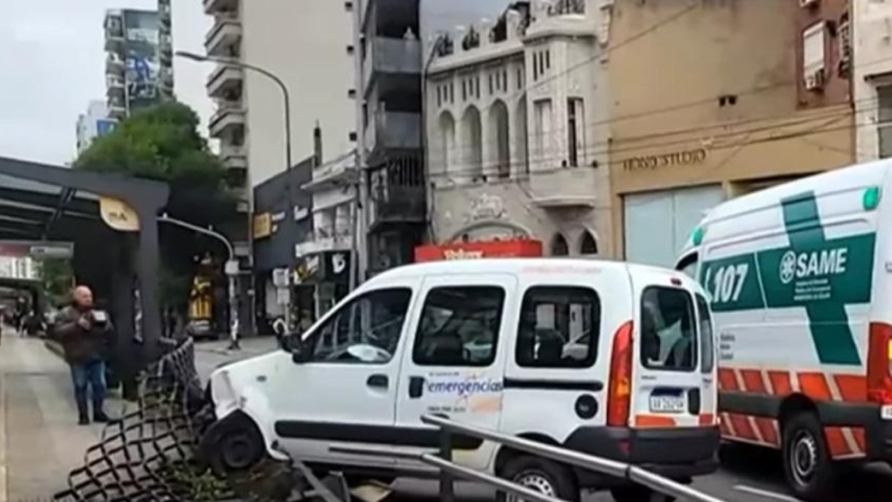 Una ambulancia chocó contra el Metrobus de avenida Cabildo y hay dos menores heridos