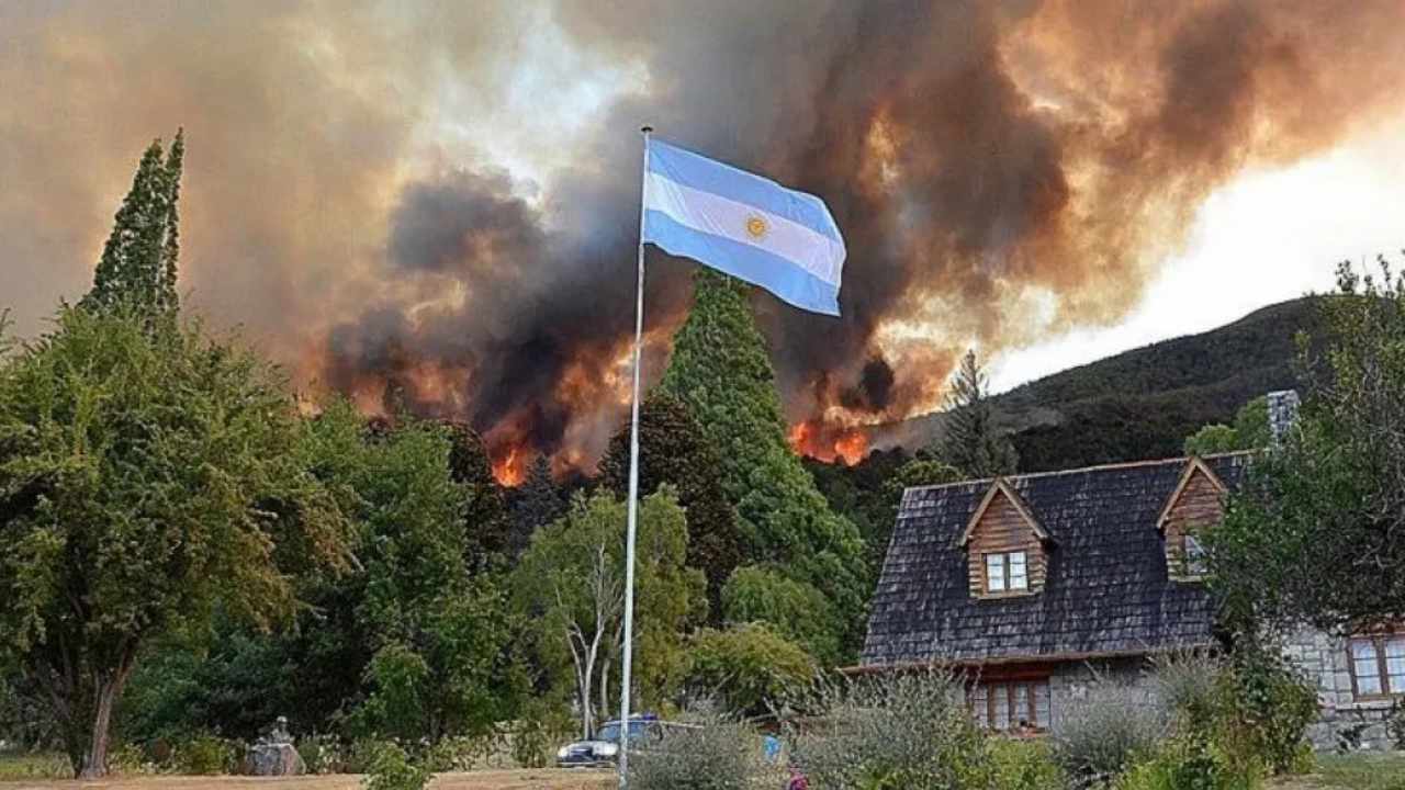 El incendio del Parque Los Alerces avanza hacia Villa Lago Rivadavia y ya hubo evacuaciones